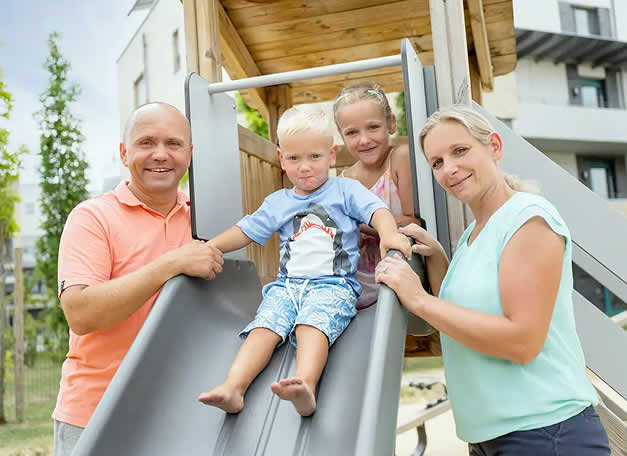 Frauke Schumann Familie auf einer Rutsche