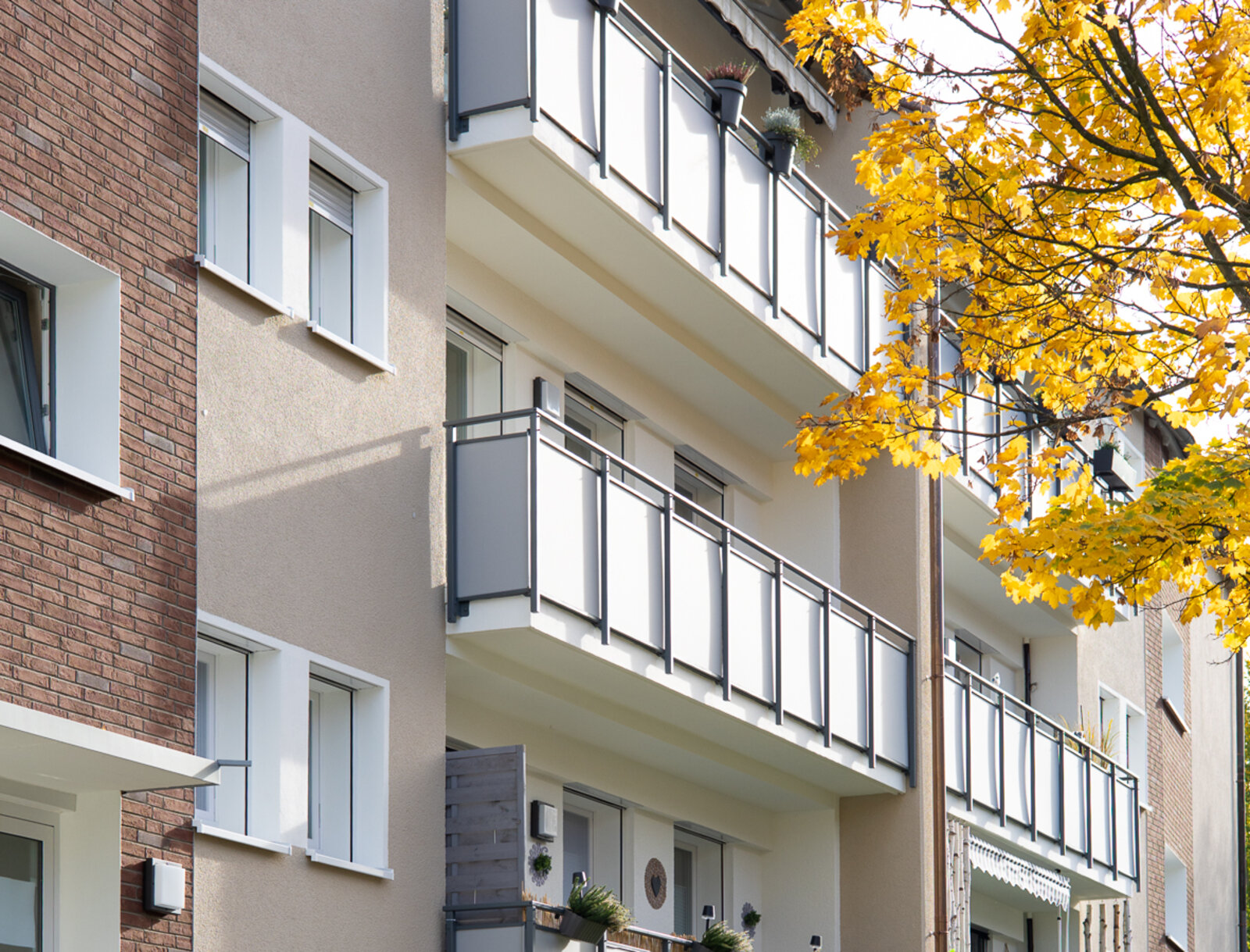 Objektfassade mit modernisierten Balkonen