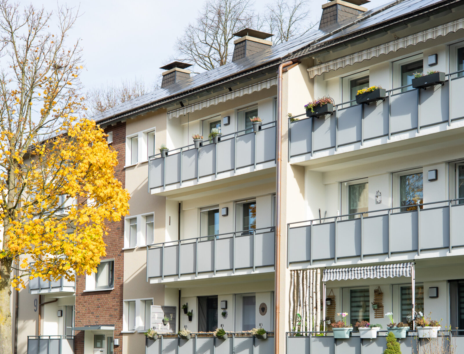 Objektfassade mit modernisierten Balkonen