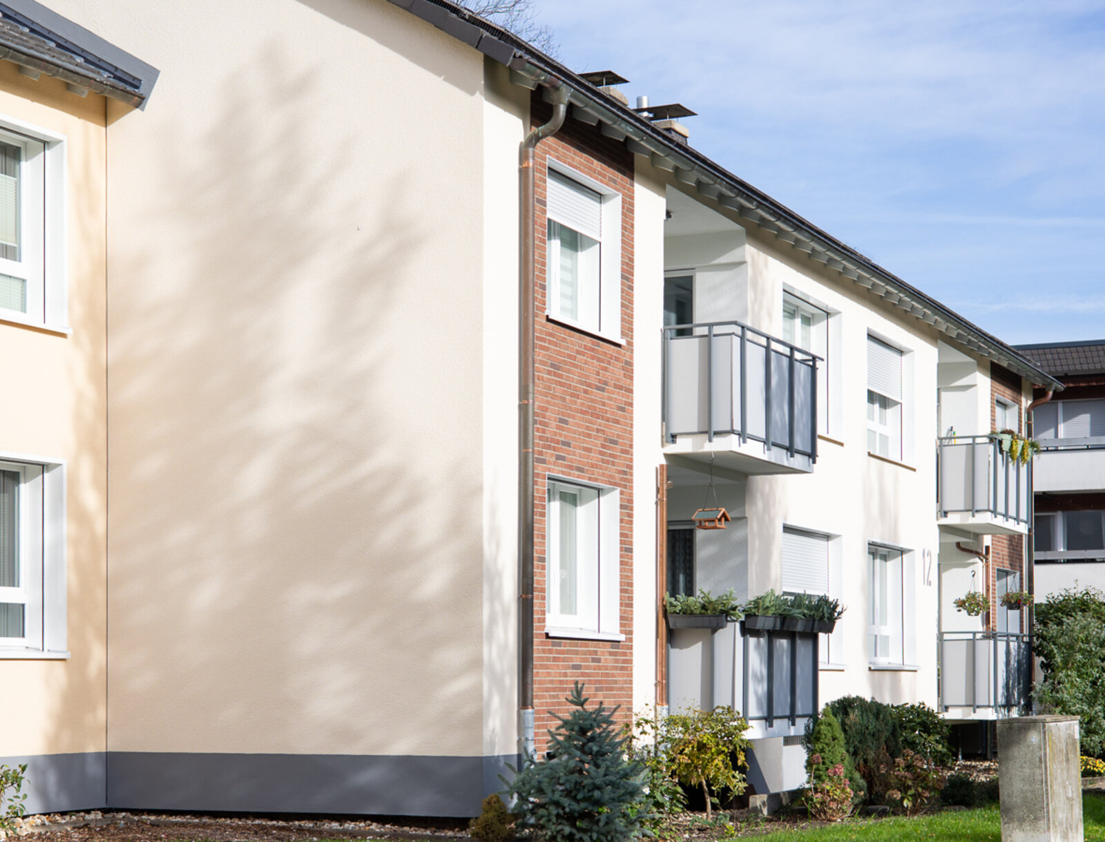 Modernisierte Fassade mit Klinkerriemchen und Putz