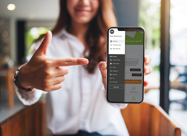 Adobe Stock | Adobe Stock | Farknot Architect Weibliche Person zeigt auf ein Smartphone. Auf dem Display ist das Menü der App zu sehen.